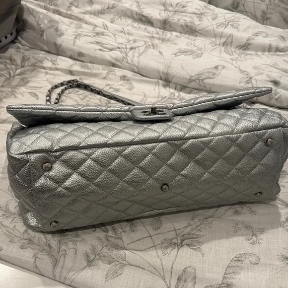 Chanel style silver travel bag - Picture 6 of 12